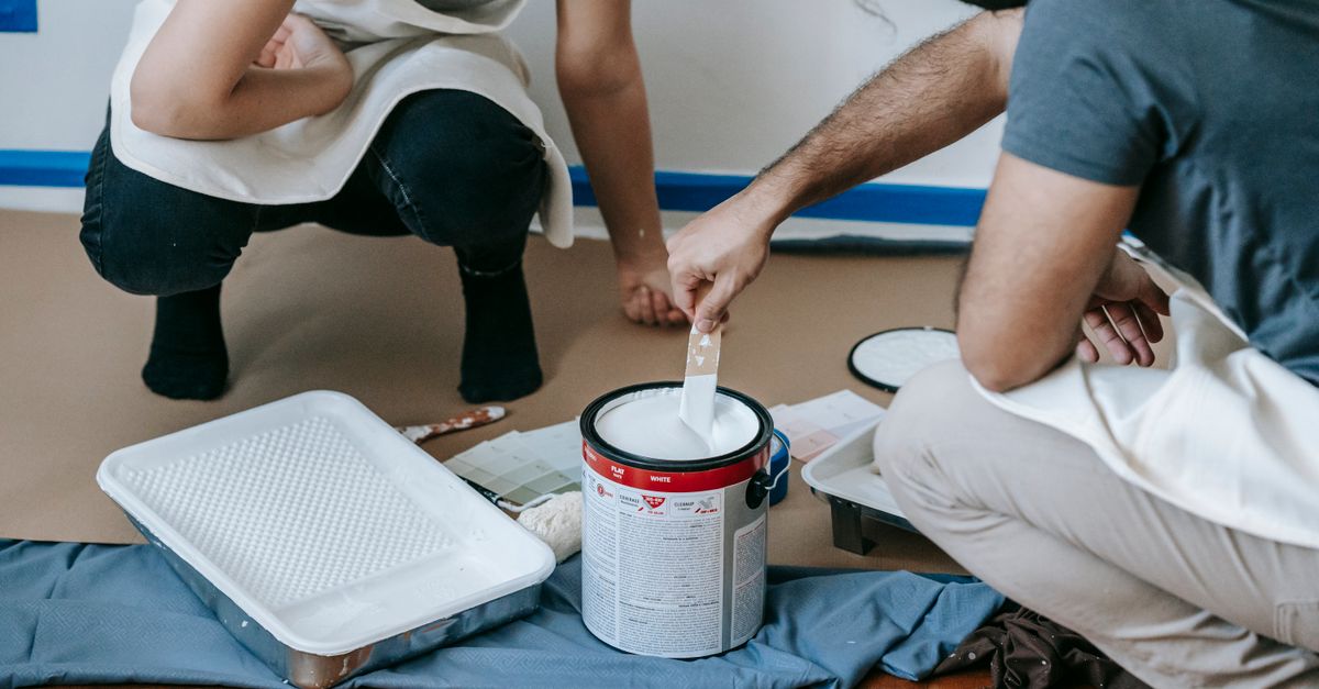 A painting contractor talking with a homeowner