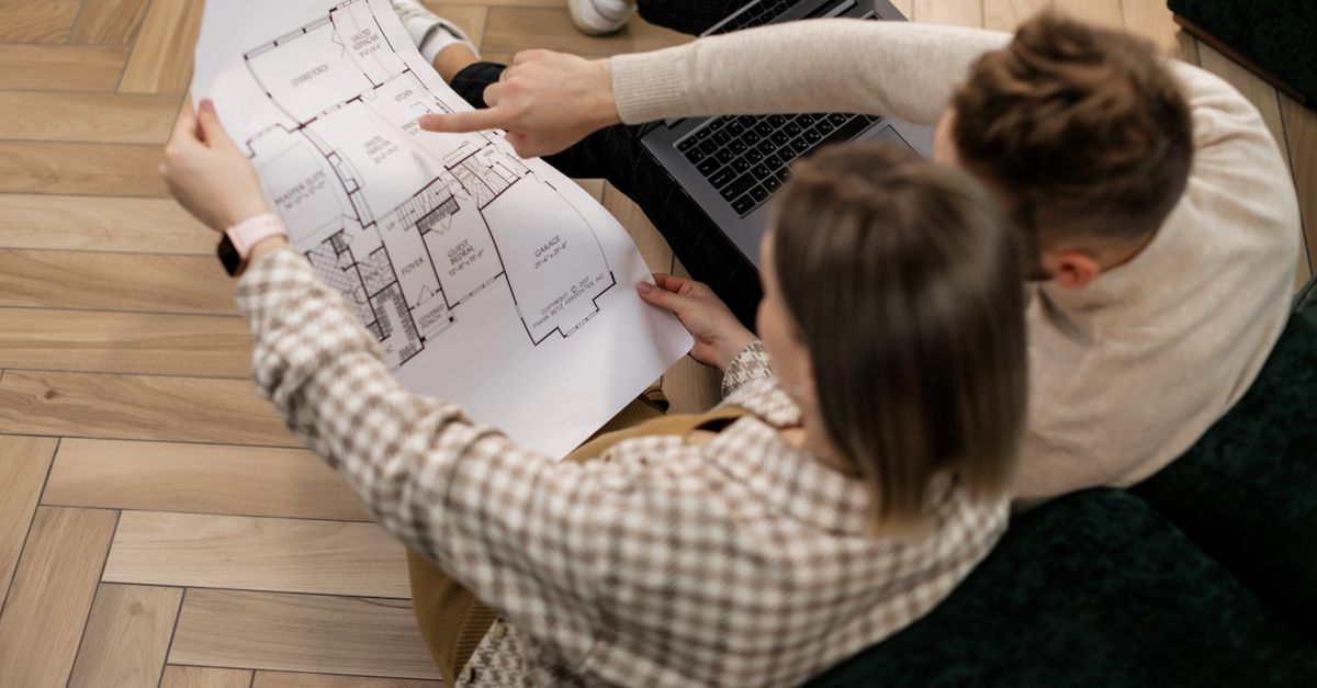 A contractor going over a flooring estimate